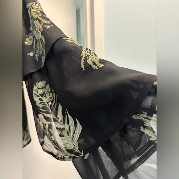 Leith Black Floral Blouse - Picture 4 of 4